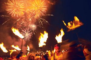 Torches Flambeaux En Cire - Lot De 200, Durée 100 Min, Poignée Bois Longue, Protection Anti-gouttes - Pour Feux De Camp, Extérieur - 14